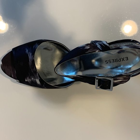 NWT Express - Black and White Peep Toe Platform Pumps, size 10 - Picture 10 of 16